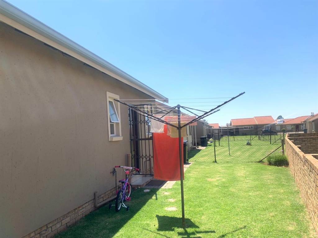 2 Bed Townhouse in Helderwyk photo number 23