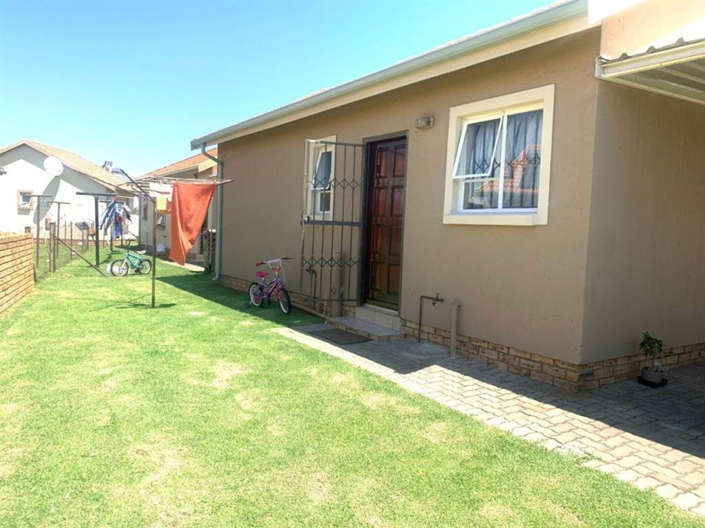 2 Bed Townhouse in Helderwyk photo number 22