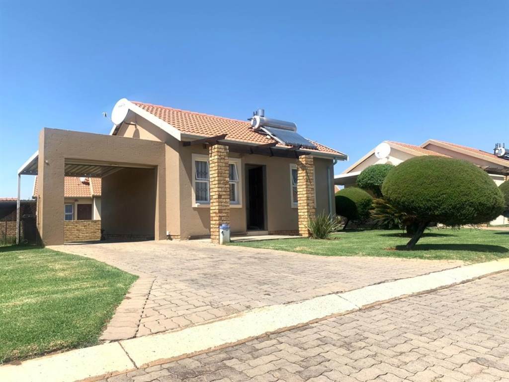 2 Bed Townhouse in Helderwyk photo number 25