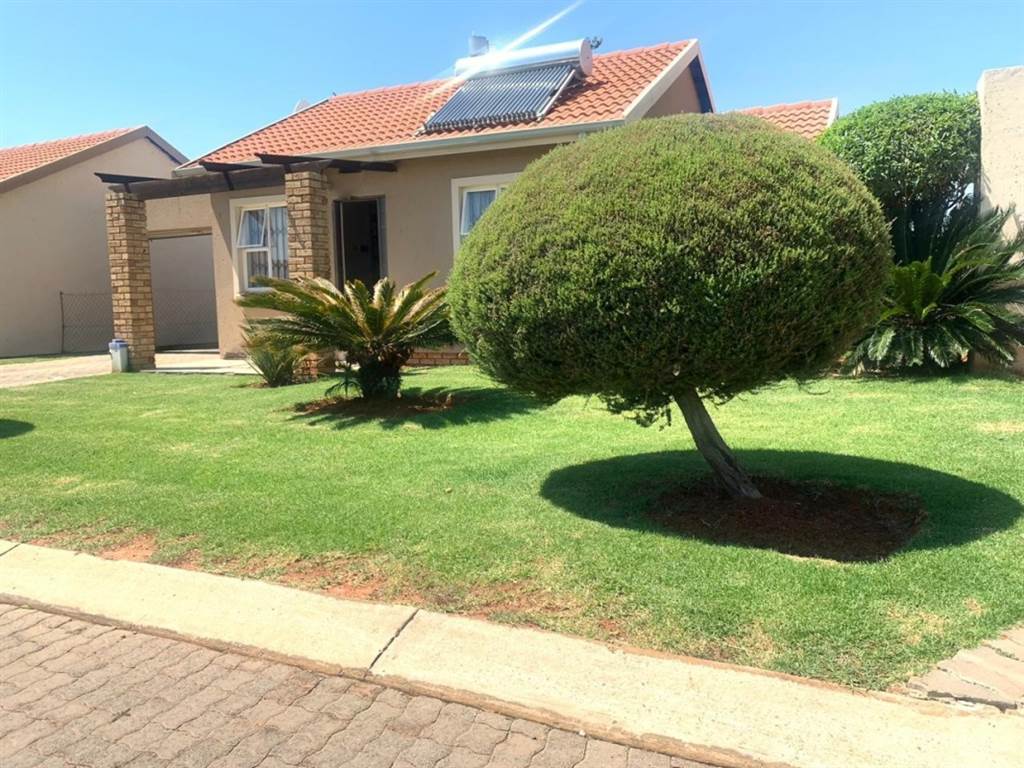 2 Bed Townhouse in Helderwyk photo number 24