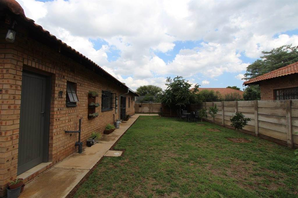 3 Bed House in Modimolle photo number 11