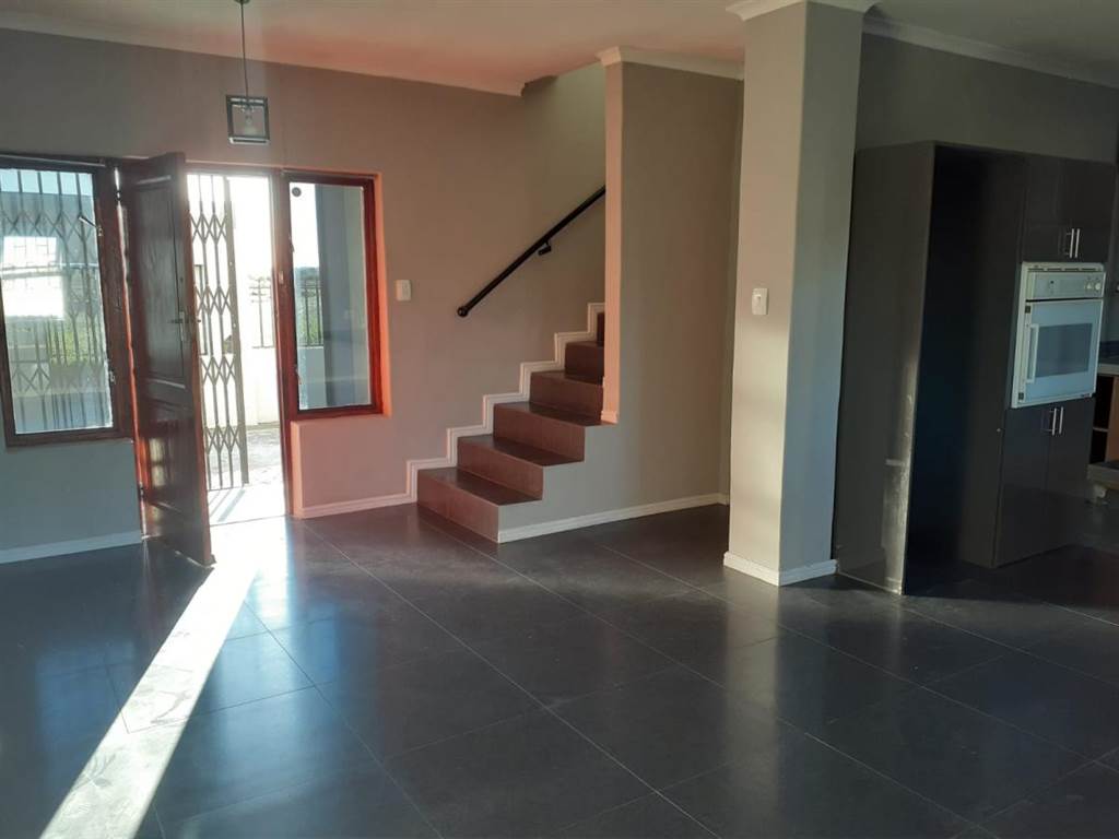2 Bed House in Macassar photo number 8