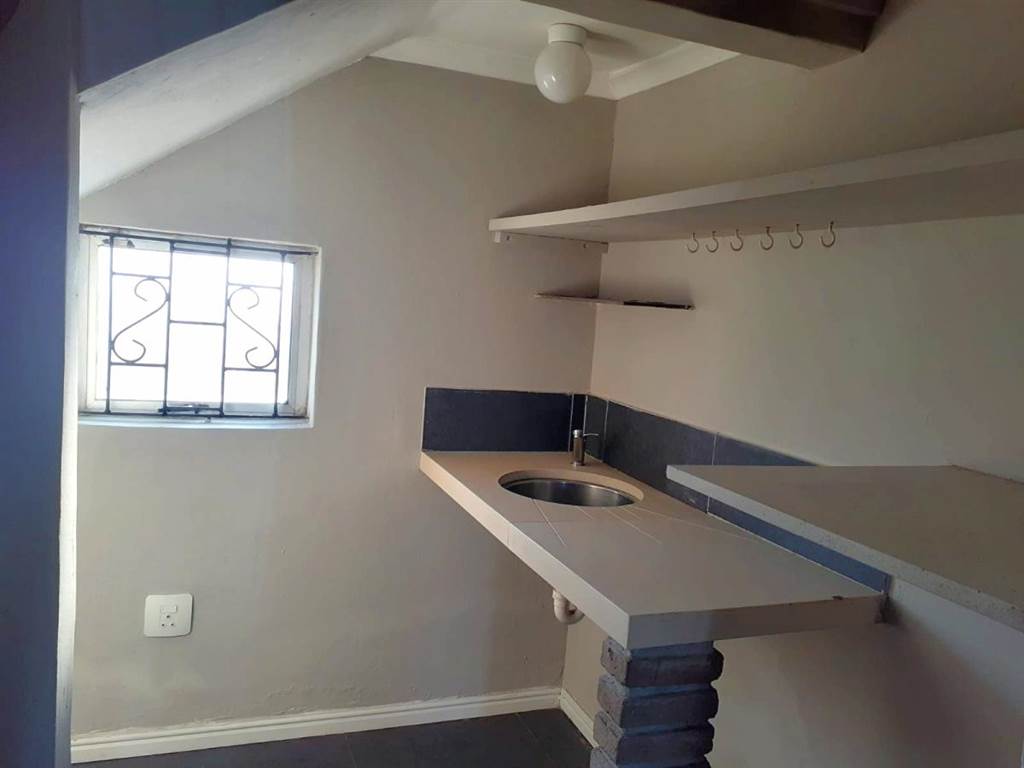 2 Bed House in Macassar photo number 15
