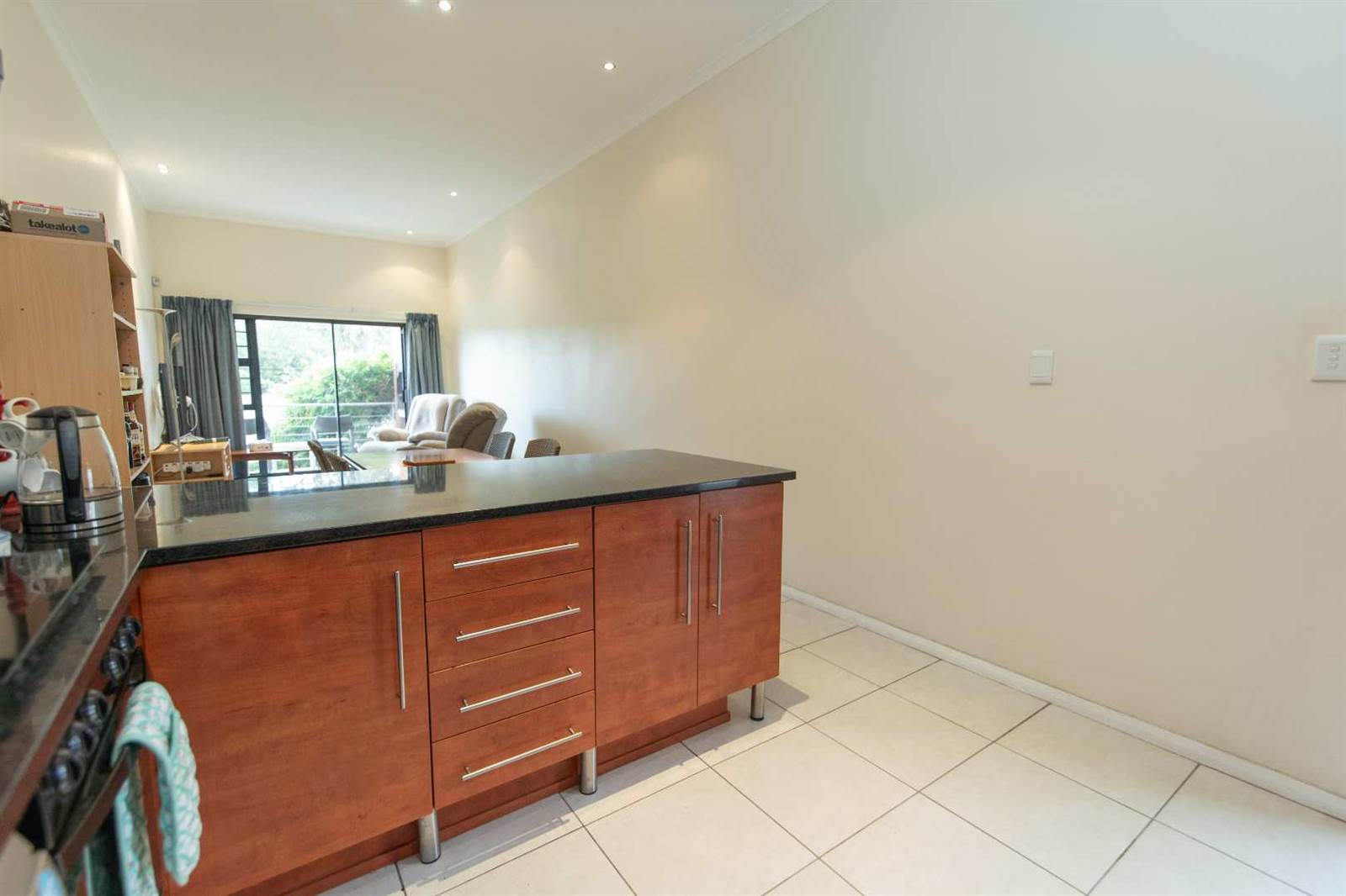 2 Bed Apartment in Walmer photo number 6