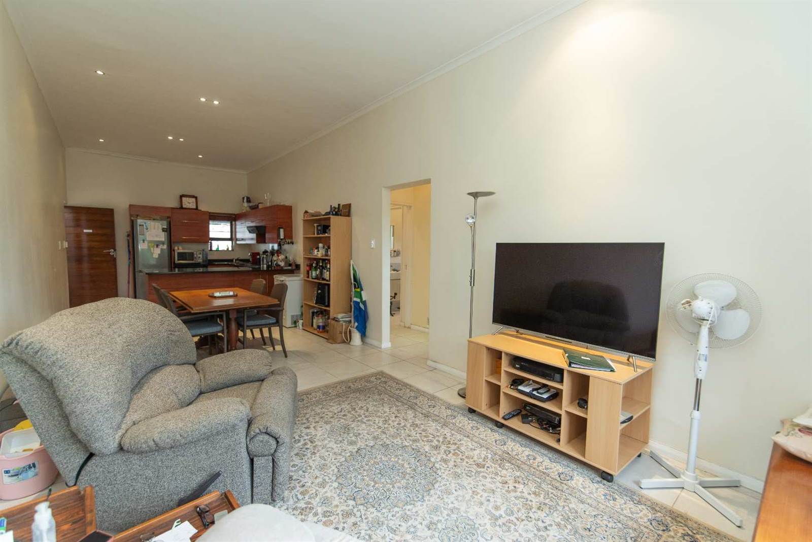 2 Bed Apartment in Walmer photo number 11