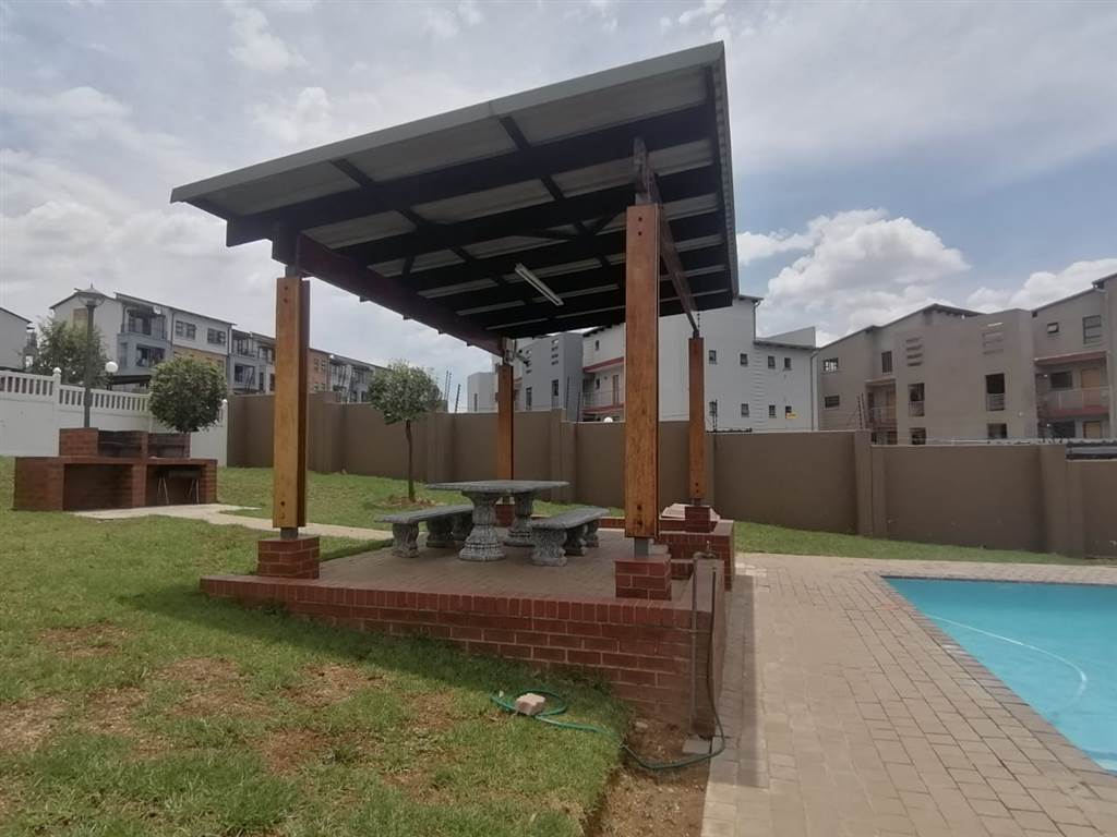 2 Bed Apartment in Kyalami photo number 16