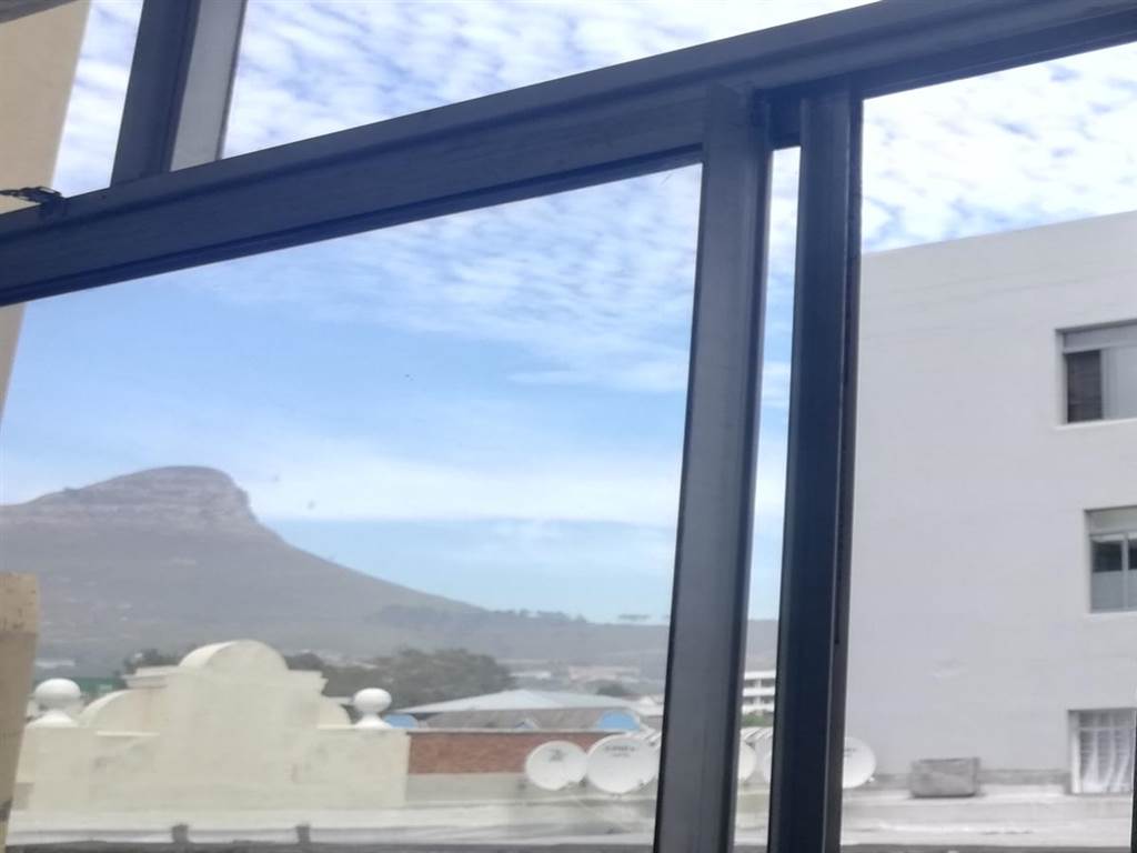 Bachelor apartment in Cape Town City Centre photo number 15