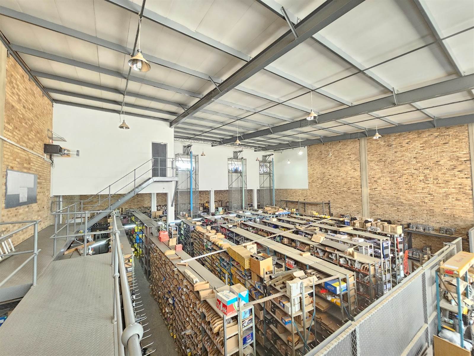 782  m² Industrial space in North Riding photo number 1