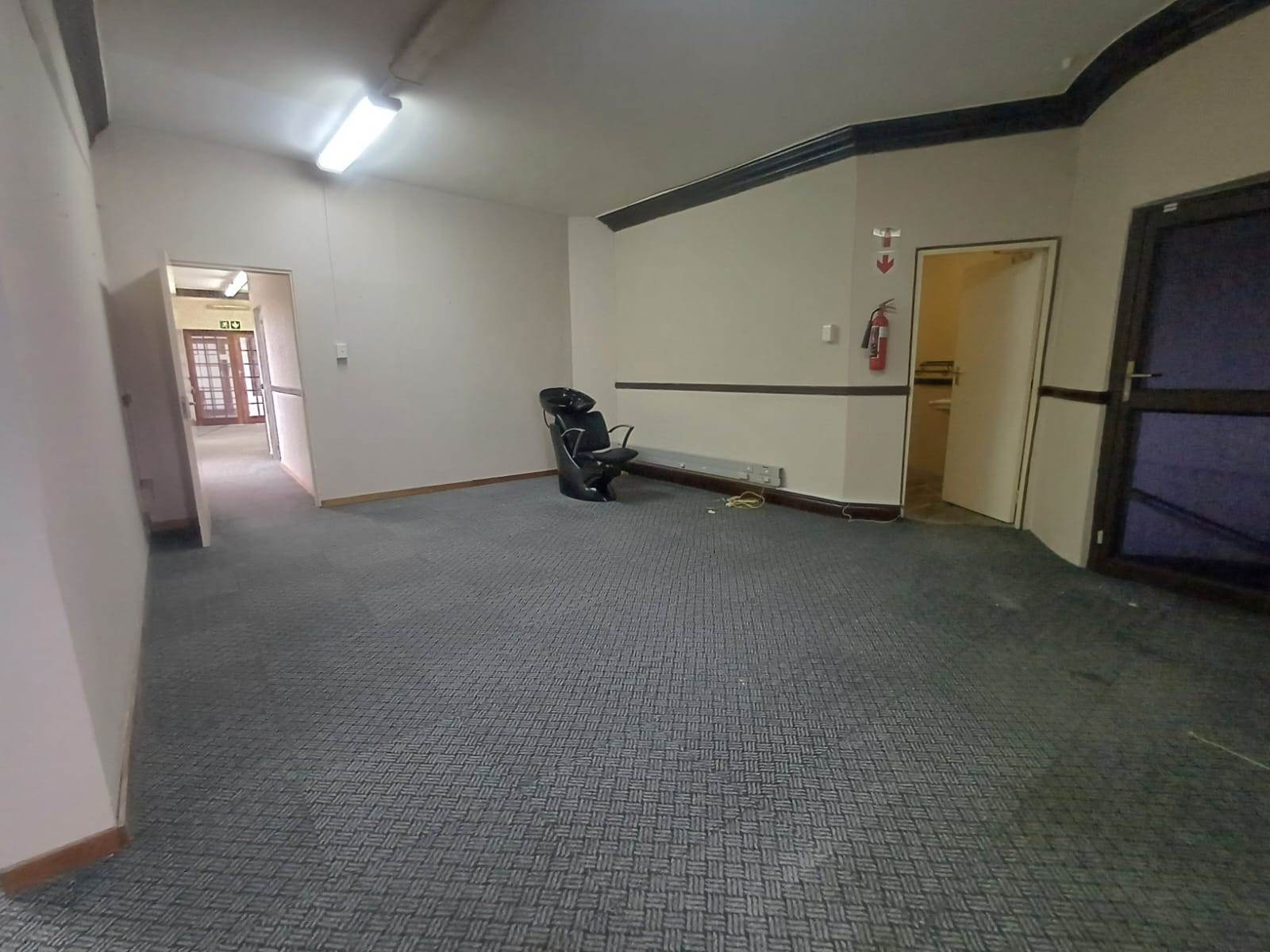 128  m² Commercial space in Umbogintwini photo number 12