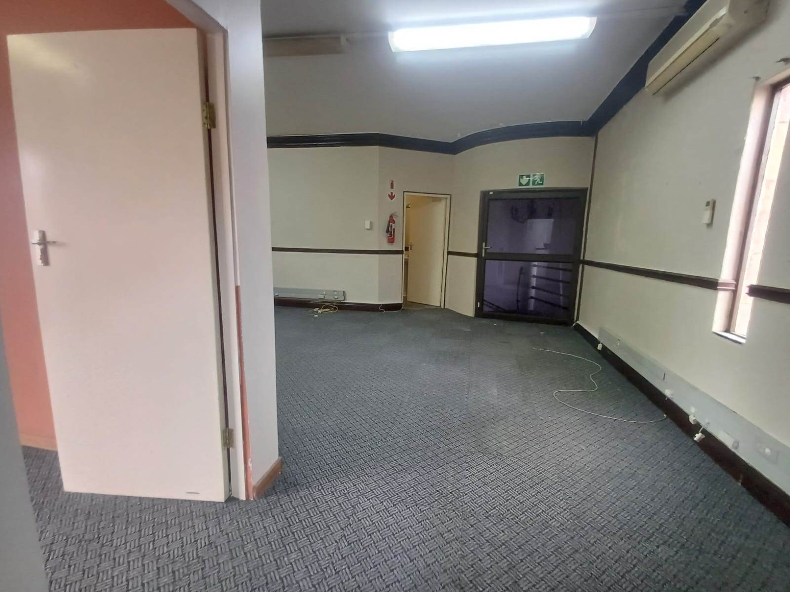 128  m² Commercial space in Umbogintwini photo number 19