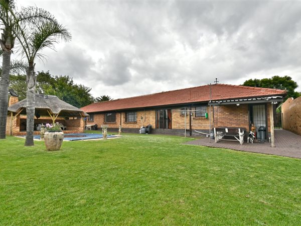 8 Bed House in Lambton