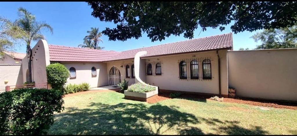 4 Bed House in Krugersrus photo number 1