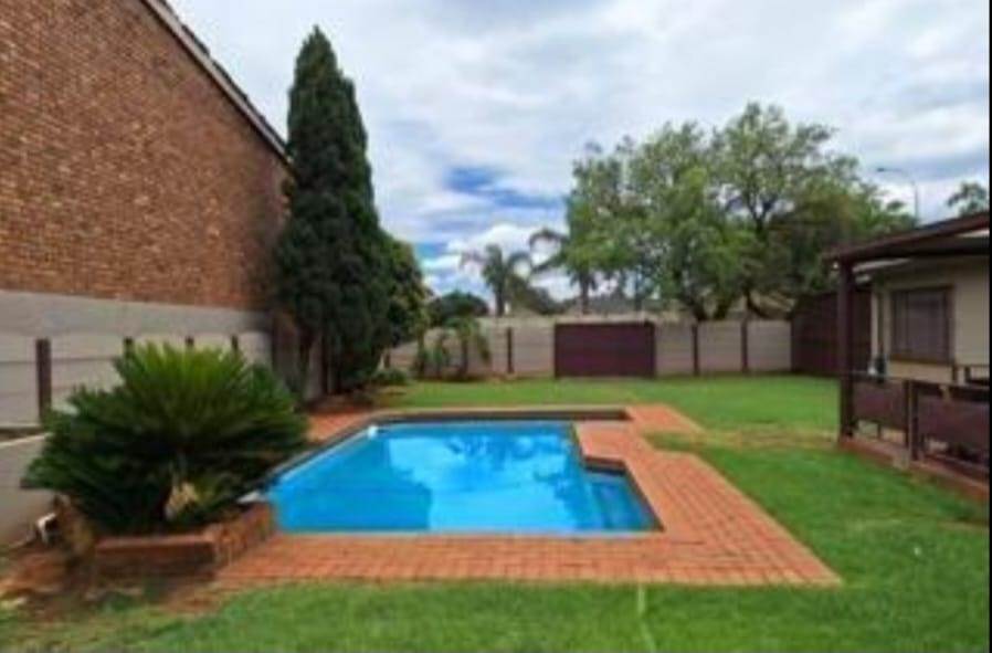 4 Bed House in Krugersrus photo number 10