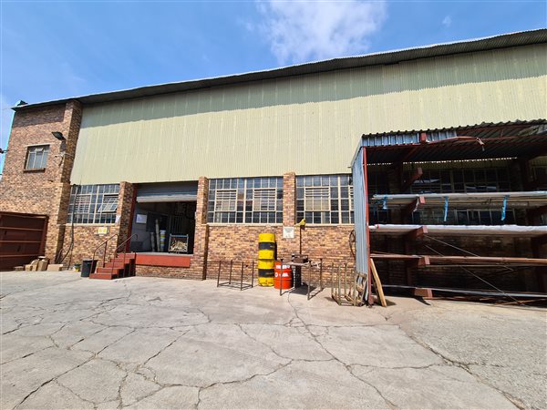 2 300  m² Industrial space