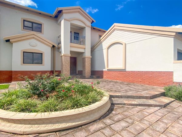5 Bed House in Rietvlei Heights Country Estate