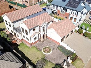 5 Bed House in Rietvlei Heights Country Estate