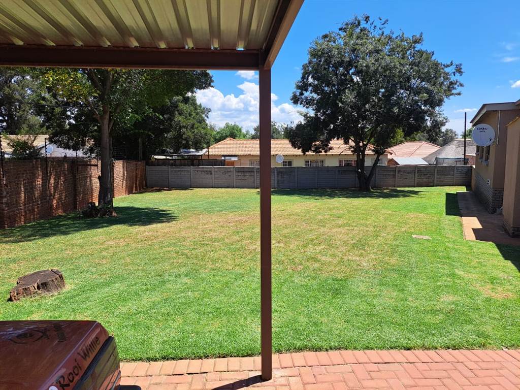 3 Bed House in Rensburg photo number 29