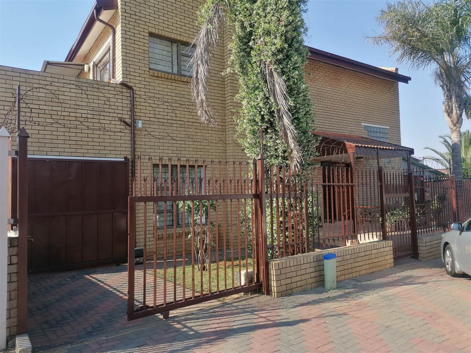 6 Bed House in Laudium photo number 2