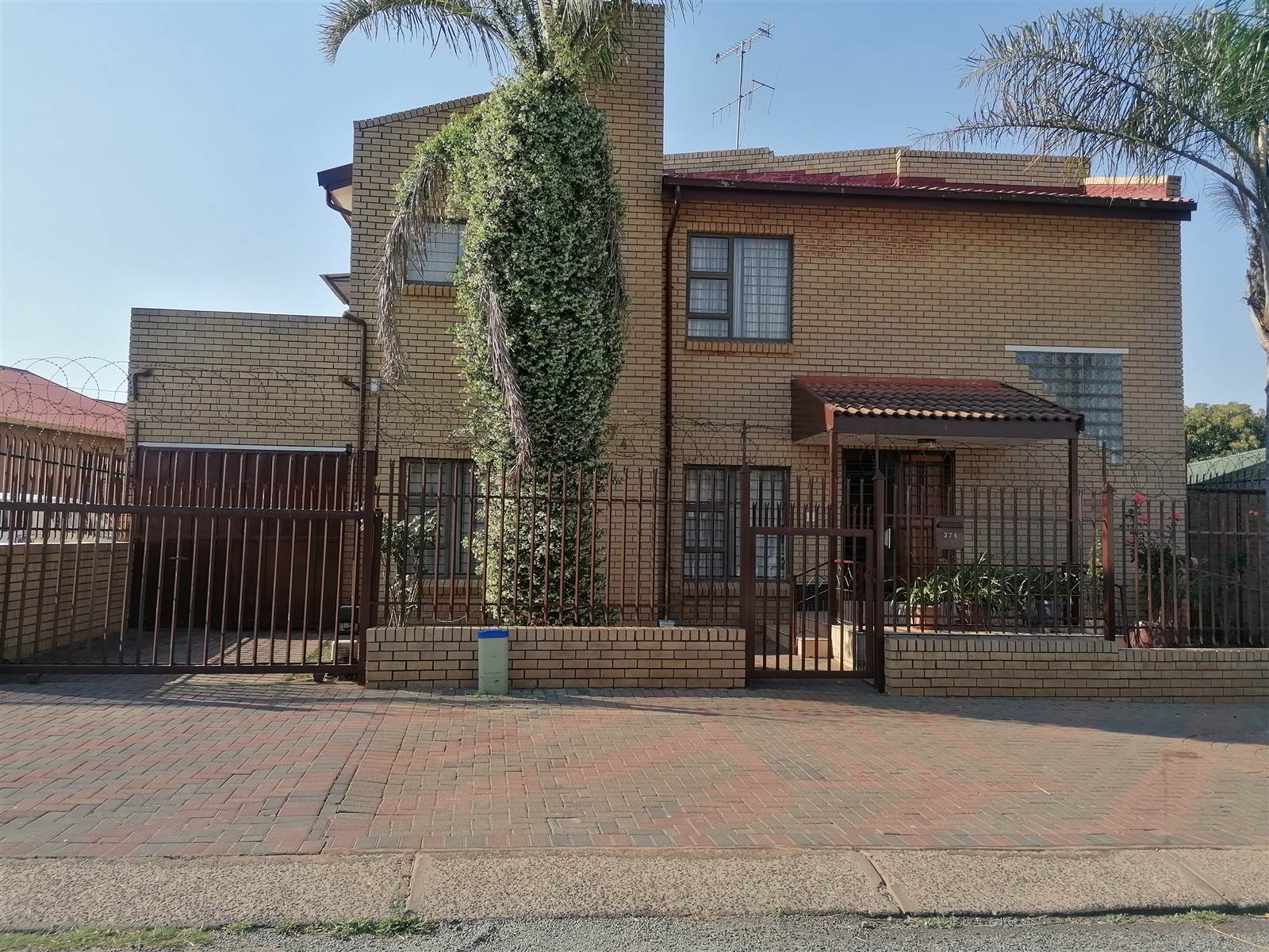 6 Bed House in Laudium photo number 3