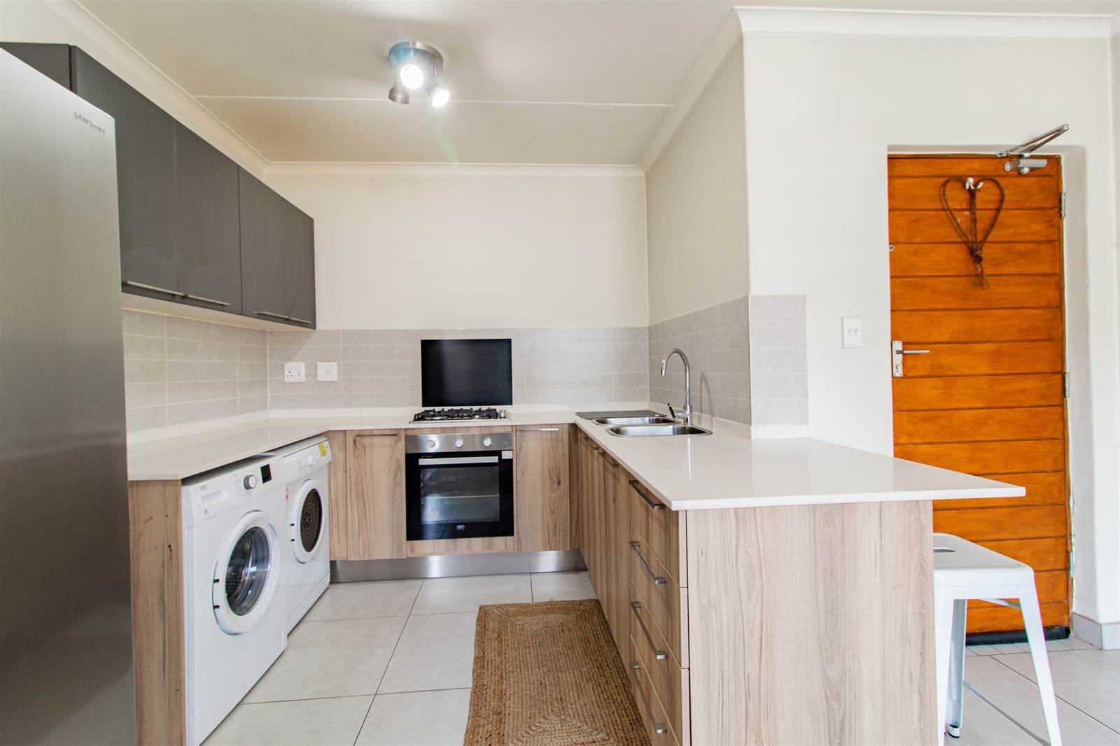 1 Bed Townhouse in Modderfontein photo number 3