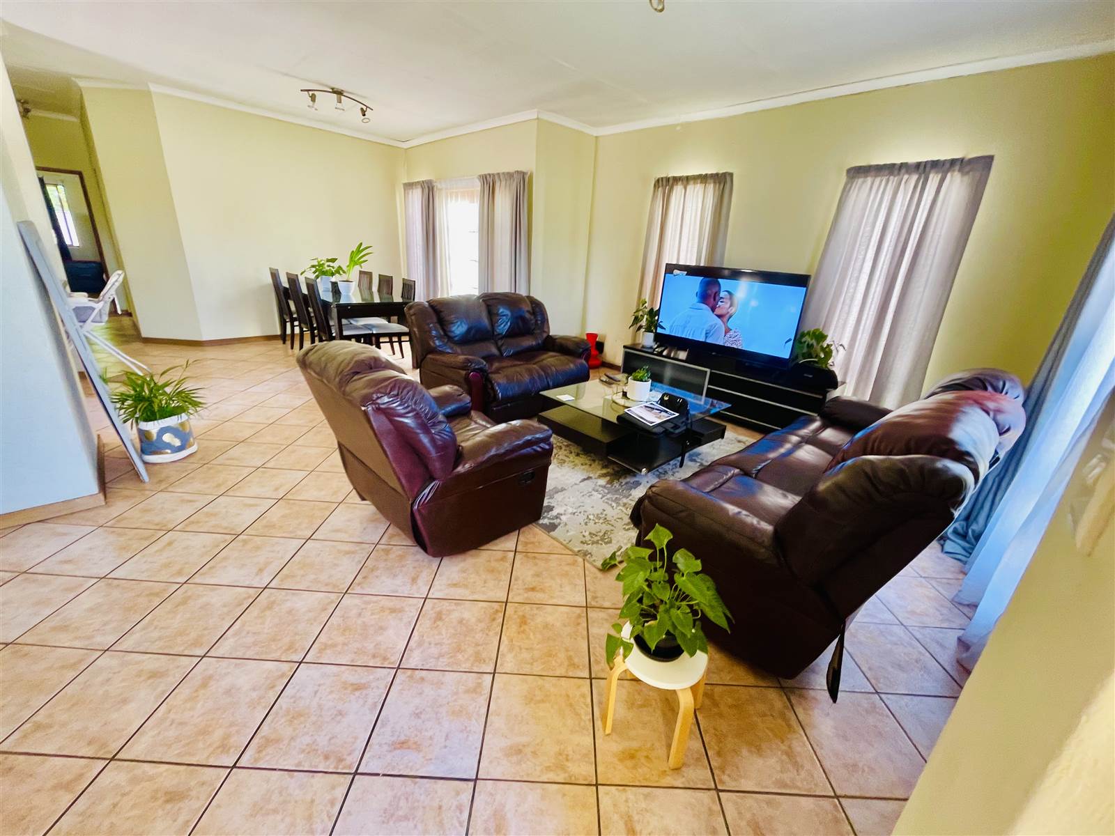 3 Bed Townhouse in Kyalami Hills photo number 4