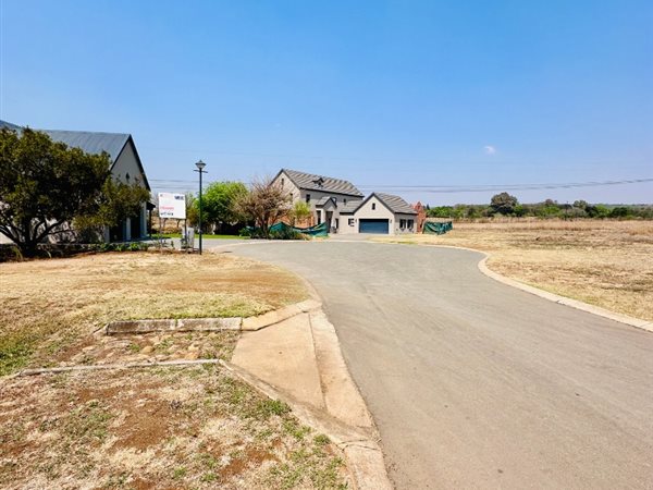 1030 m² Land available in Boschkop