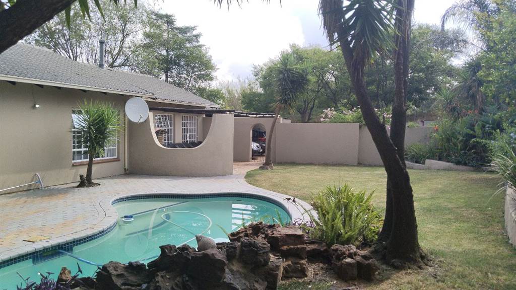 3 Bed House in Fourways photo number 24