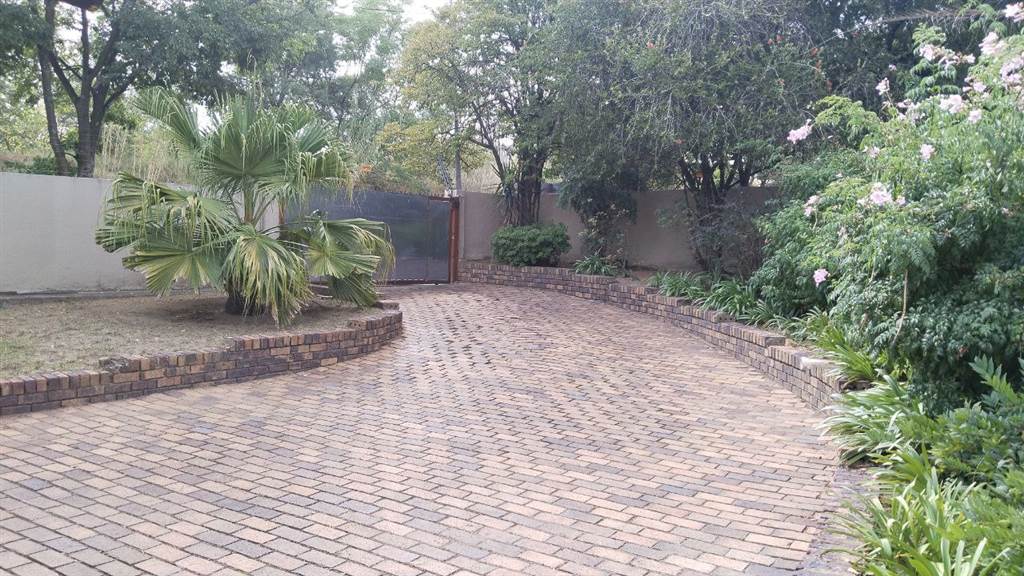 3 Bed House in Fourways photo number 4