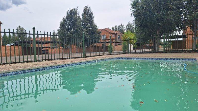 2 Bed Apartment in Bloemfontein photo number 4
