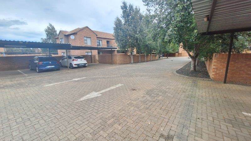 2 Bed Apartment in Bloemfontein photo number 18