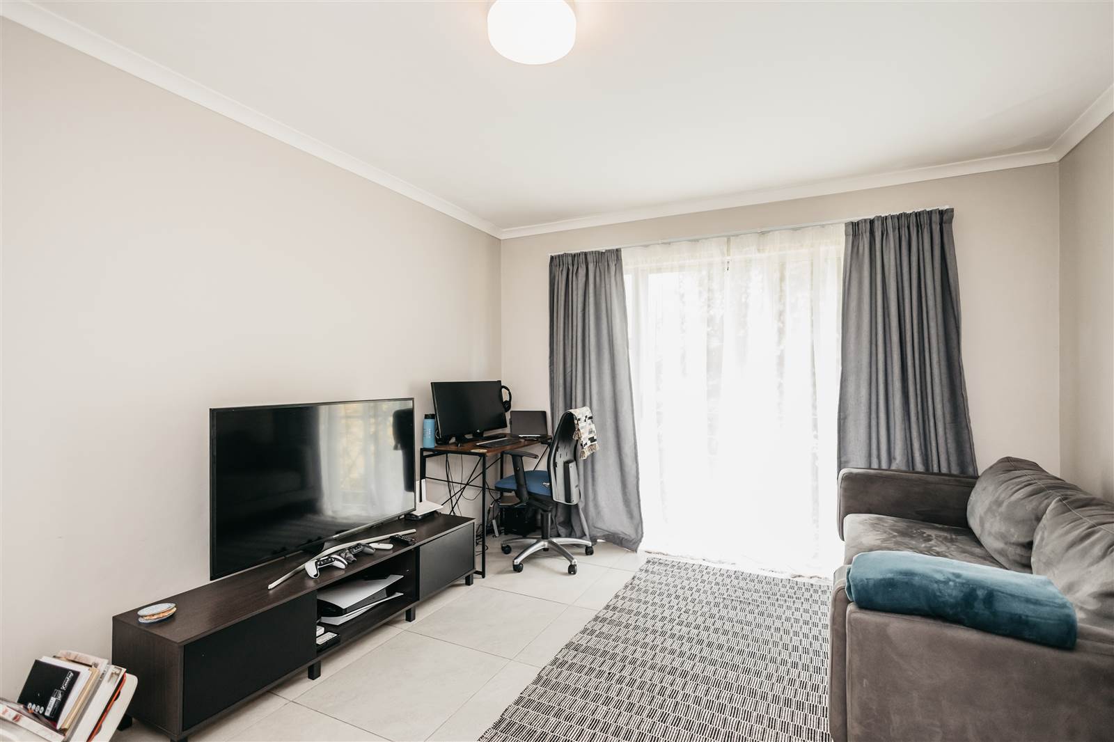 2 Bed Flat in Durbanville Central photo number 8