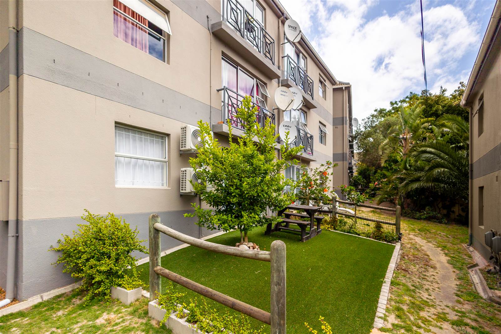 2 Bed Flat in Durbanville Central photo number 19