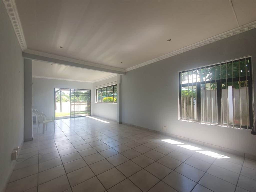 4 Bed Townhouse in Mtwalume photo number 4