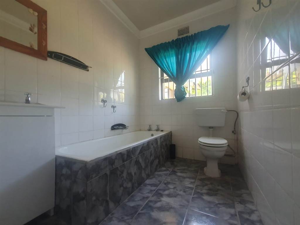 4 Bed Townhouse in Mtwalume photo number 12