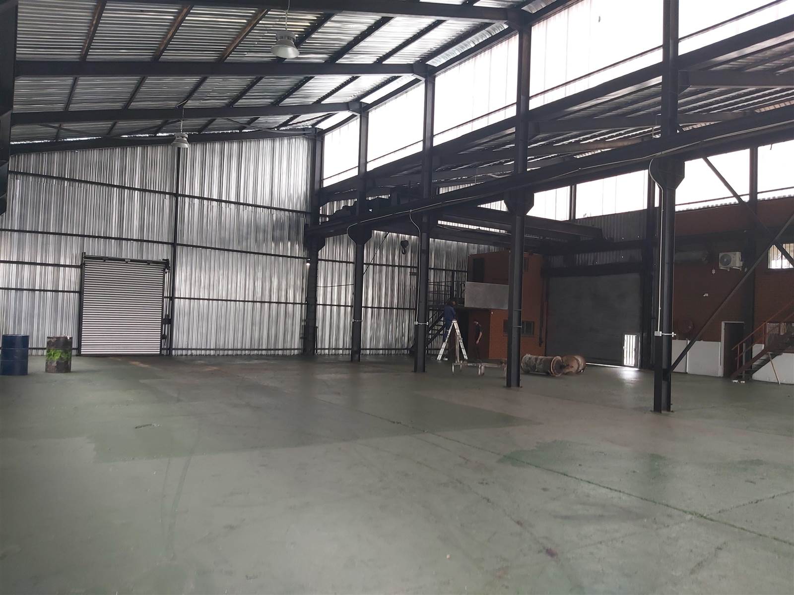 725  m² Industrial space in Primrose photo number 2