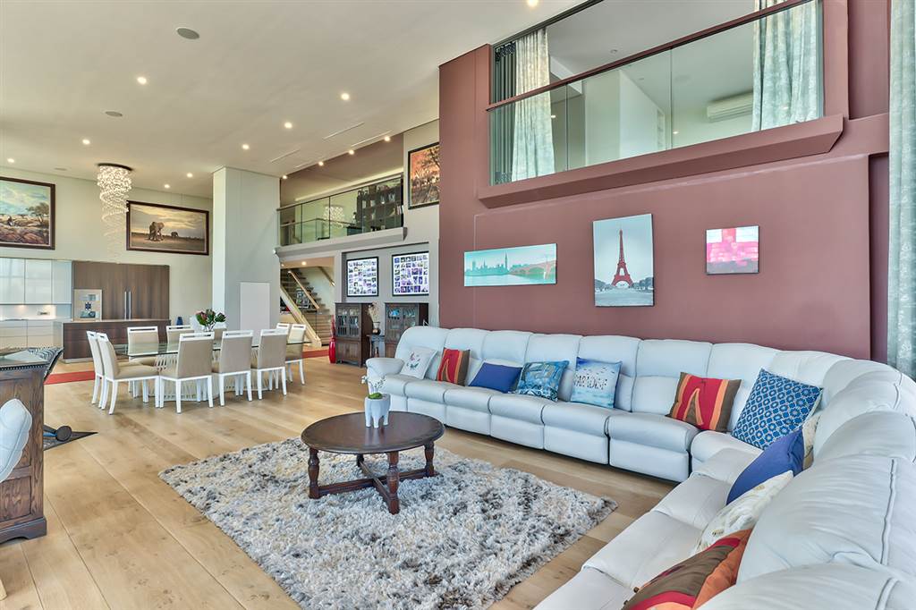 4 Bed Apartment in Mouille Point photo number 13