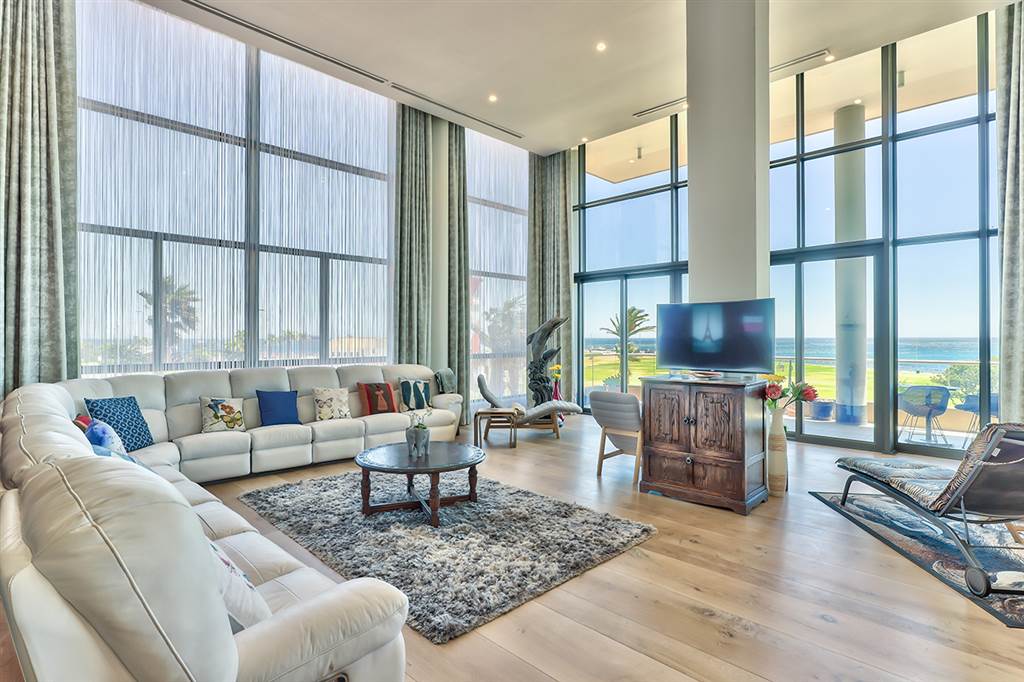4 Bed Apartment in Mouille Point photo number 14