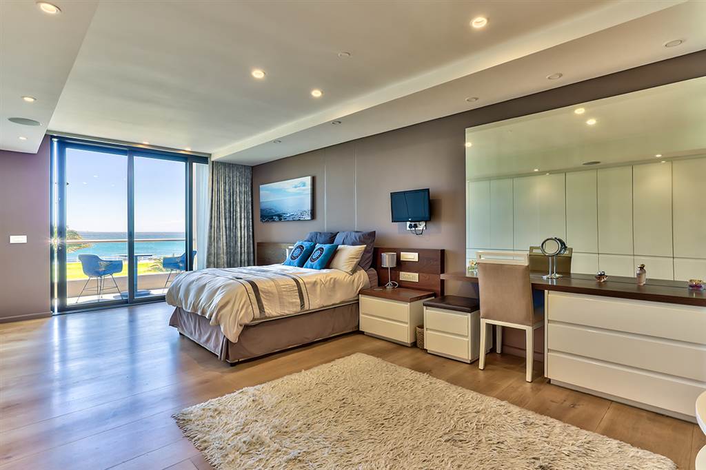 4 Bed Apartment in Mouille Point photo number 6
