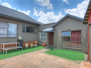 5 Bed House in Alan Manor