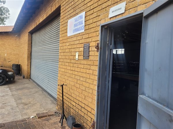 800  m² Industrial space in Clayville