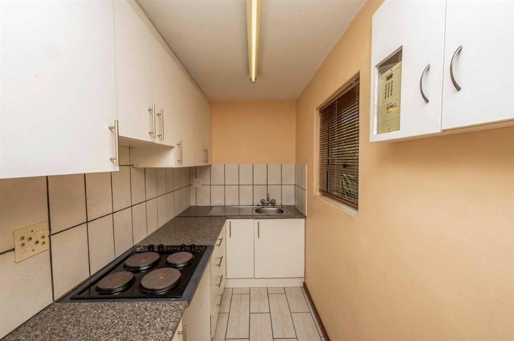 2 Bed Apartment in Bellville Central photo number 5