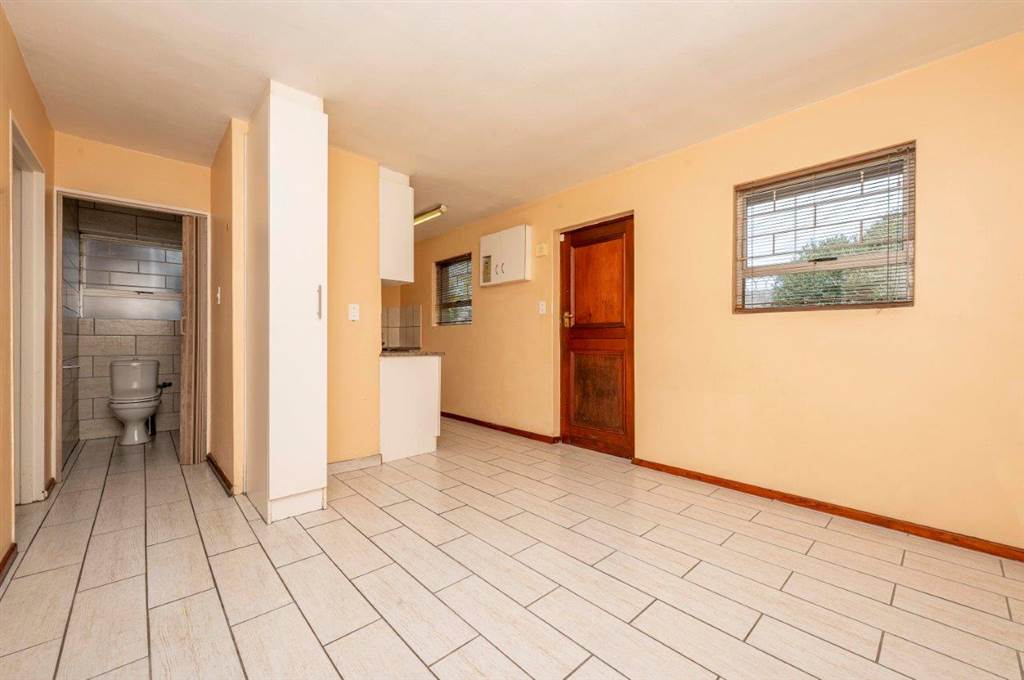 2 Bed Apartment in Bellville Central photo number 3