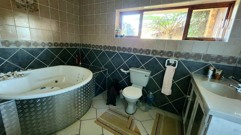 5 Bed House in Umtentweni photo number 29