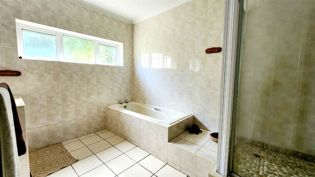 5 Bed House in Umtentweni photo number 28