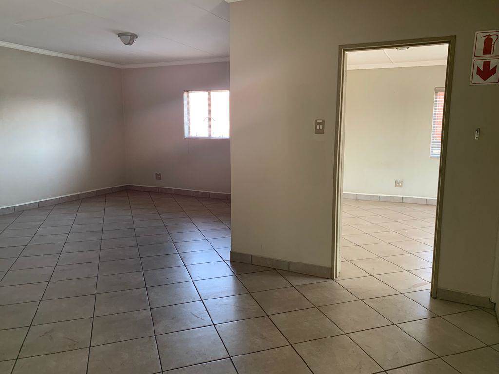 591  m² Commercial space in Klipfontein photo number 11