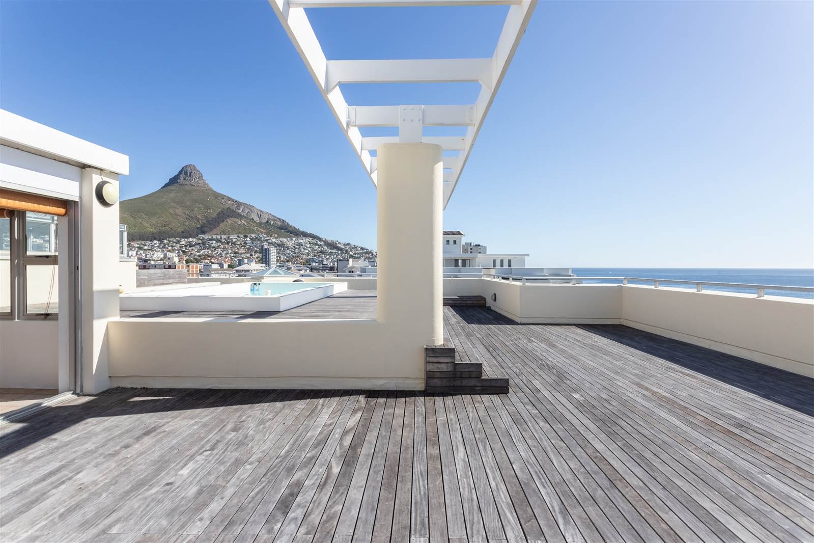 4 Bed Apartment in Sea Point photo number 4