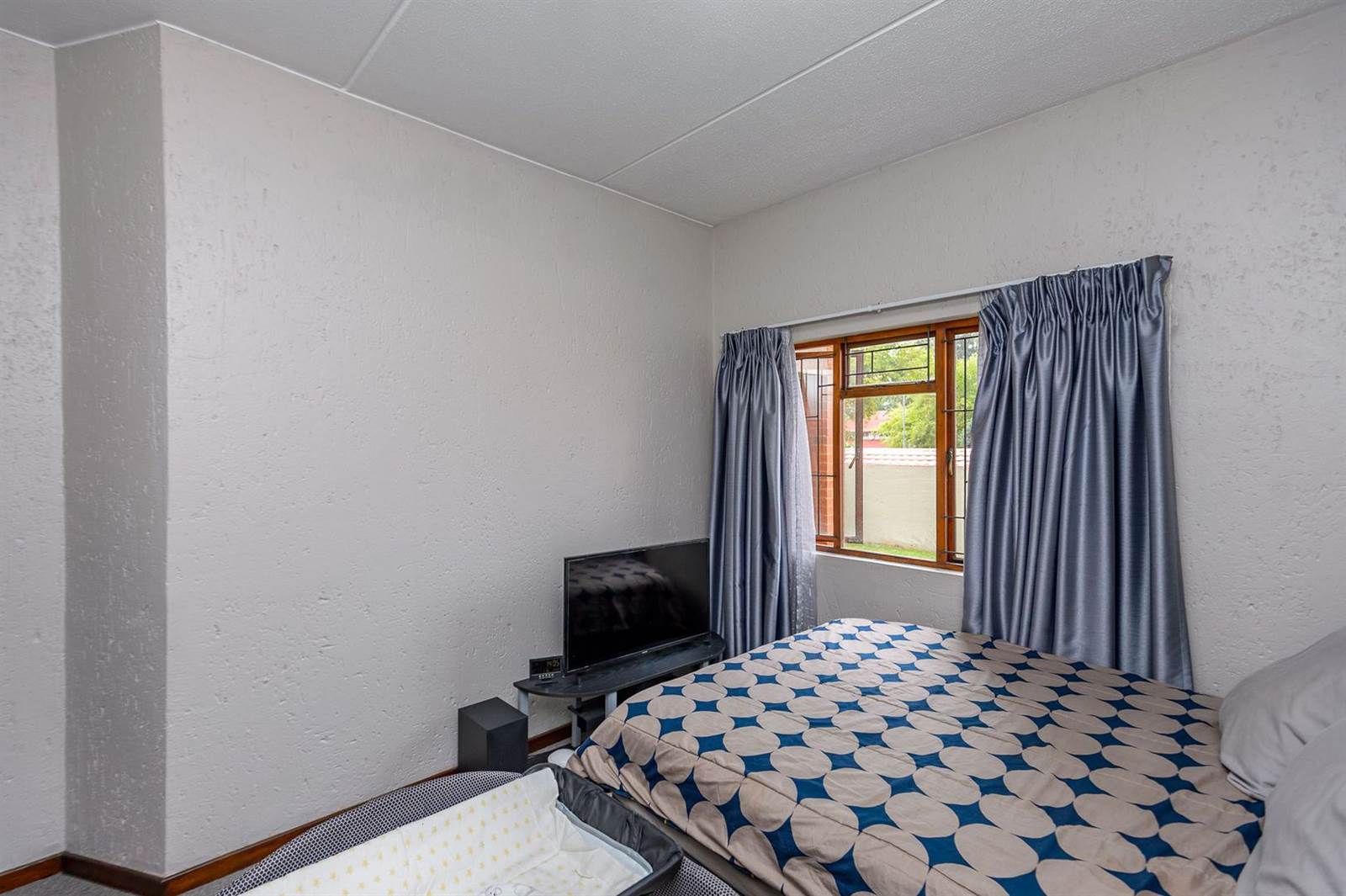 2 Bed Apartment in Paulshof photo number 3
