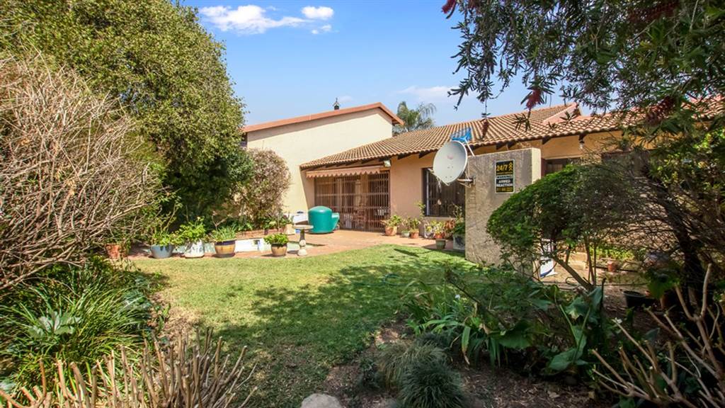 4 Bed Townhouse in Fourways photo number 19