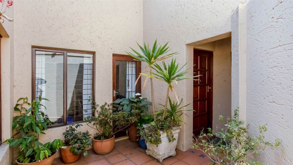 4 Bed Townhouse in Fourways photo number 21