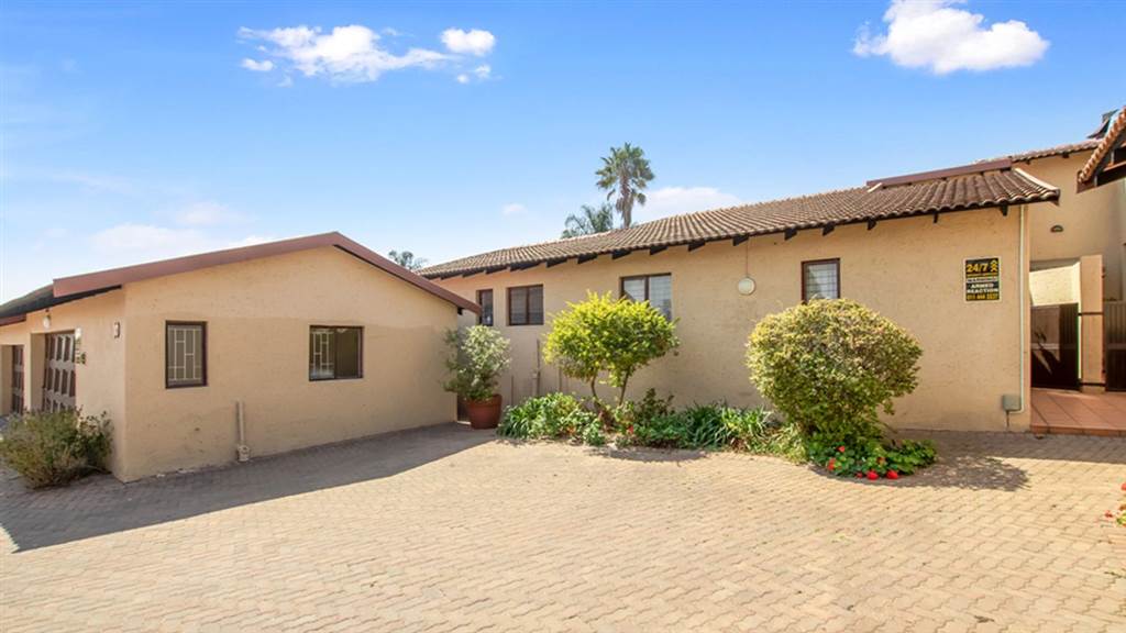 4 Bed Townhouse in Fourways photo number 24